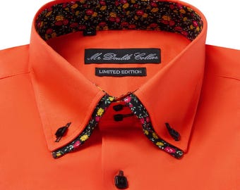 Könnte beinhalten: Nahaufnahme eines orangefarbenen Hemdes mit Doppelkragen. Der Innenkragen und die Manschetten weisen ein Blumenmuster mit schwarzen, gelben und roten Blumen auf. Das Hemd trägt den Text "Mr. Double Collar" und "Limited Edition".