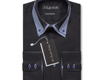 Könnte beinhalten: Ein schwarzes Hemd mit Doppelkragen-Design. Der Innenkragen und die Manschetten haben ein blau-weiß gestreiftes Muster. Das Hemd hat blaue Knöpfe und ein Etikett mit der Aufschrift "Mr. Double Collar, Limited Edition."