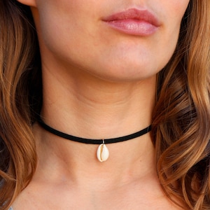 Sea shell choker, Black boho choker, Cowry shell choker, Shell necklace, Vegan suede choker, Sea shell jewellery, 90s choker, Summer choker.