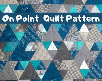 Könnte beinhalten: Ein Quiltmuster mit einem geometrischen Design aus Dreiecken in Blautönen, Grau und Weiß. Der Quilt besteht aus verschiedenen Stoffen mit unterschiedlichen Mustern, darunter Punkte, Streifen und geometrische Muster. Der Text "On Point Quilt Pattern" ist oben im Bild zu sehen.