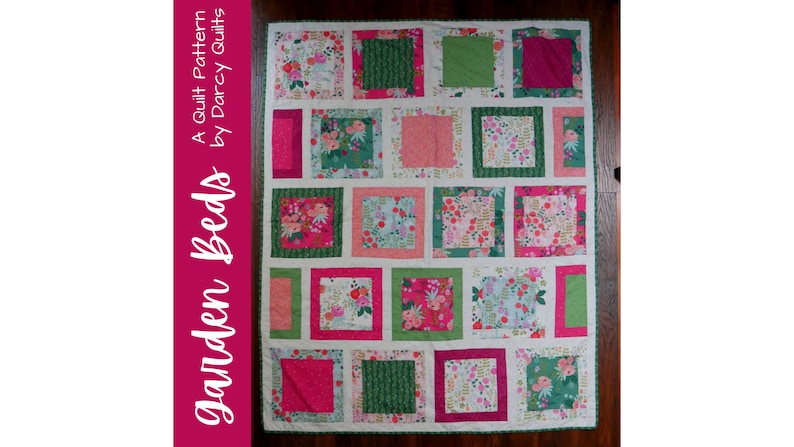 K&ouml;nnte beinhalten: Ein handgefertigter Quilt mit floralem Muster. Der Quilt hat ein Patchwork-Design mit Quadraten und Rechtecken in Rosa, Gr&uuml;n und Wei&szlig;. Der Text "Garden Beds" und "A Quilt Pattern by Darcy Quilts" ist sichtbar.