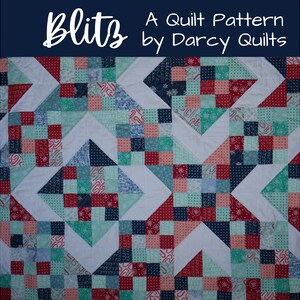Könnte beinhalten: Ein Quiltmuster namens "Blitz" von Darcy Quilts. Der Quilt besteht aus verschiedenen Stoffen in Rot-, Blau-, Grün- und Weißtönen. Der Quilt besteht aus Quadraten und Dreiecken.
