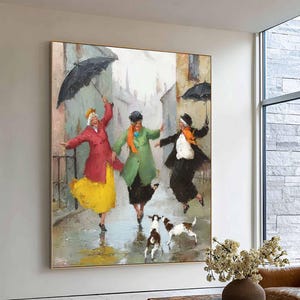 以下が含まれることがあります： 黒い傘をさして雨の中で踊る、カラフルなコートとスカートを身にまとった3人の人物を描いた大きな長方形の油絵。手前の濡れた通りには2匹の小さな犬が走っている。黄色、赤、緑の鮮やかな色調が特徴的な作品。