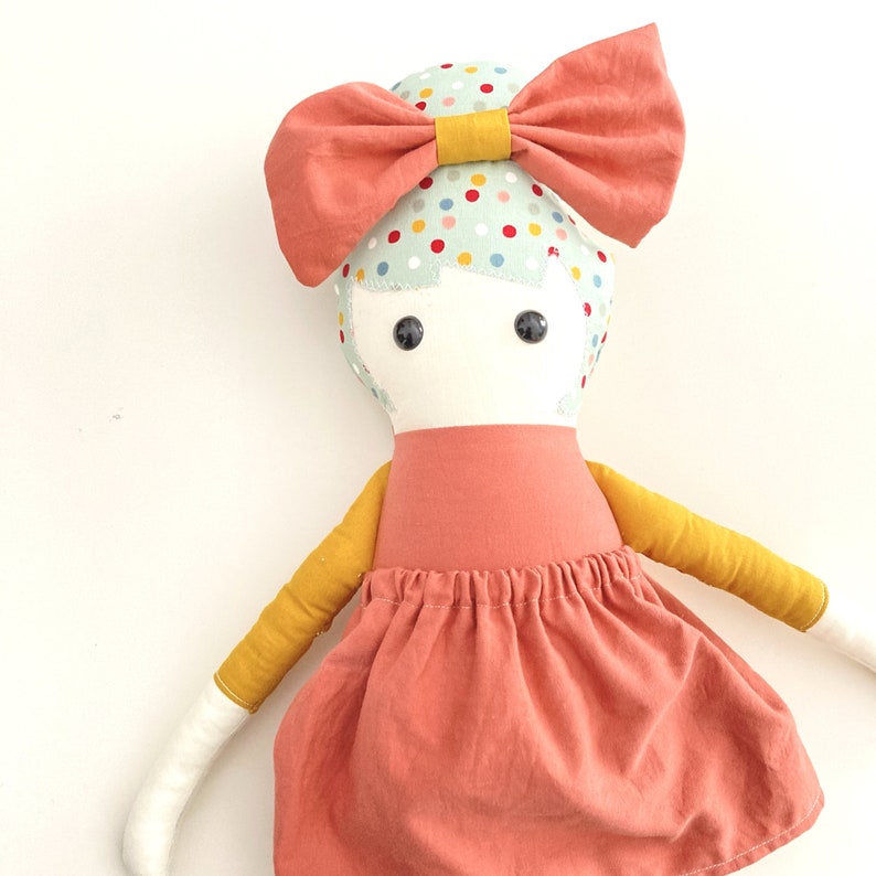 Muñeca Heirloom, una muñeca de tela para bebés y niños pequeños, un regalo de cumpleaños perfecto para niñas, muñeca suave perfecta para babyshower imagen 2