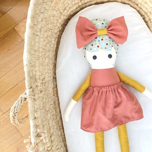 Muñeca Heirloom, una muñeca de tela para bebés y niños pequeños, un regalo de cumpleaños perfecto para niñas, muñeca suave perfecta para babyshower imagen 3