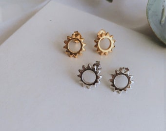 Pendientes Sun Stud • Mini Gold studs • Pendientes en forma de sol •Pendientes de girasol • Pendientes de perno delicados • Pendientes de moda • Pendientes minimalistas