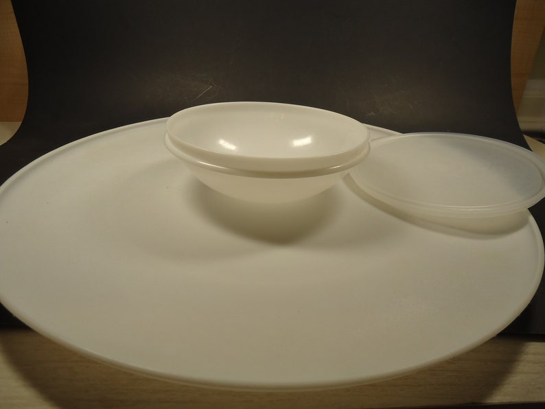 Tupperware large round party platter /& dip bowl container