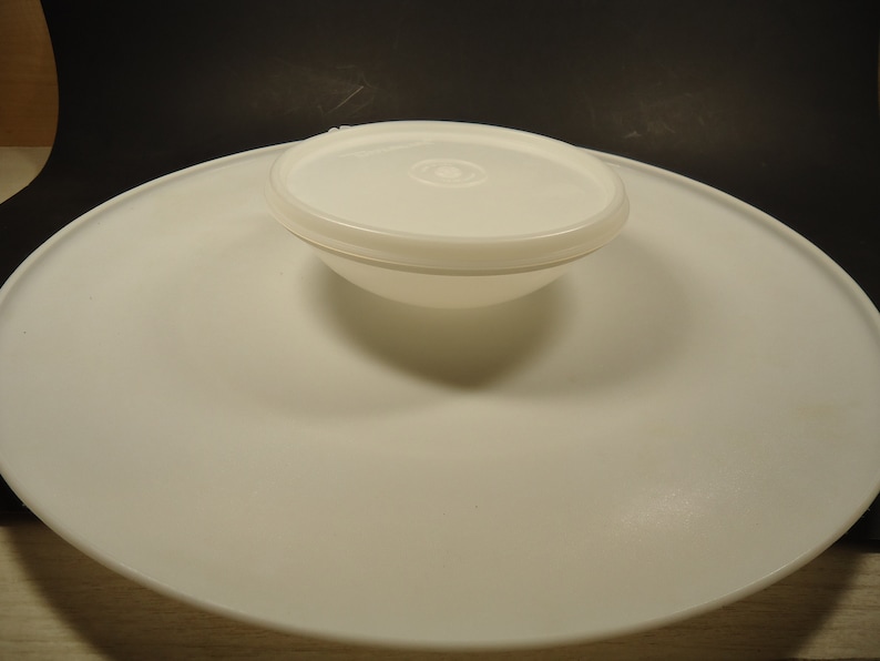 Tupperware large round party platter /& dip bowl container