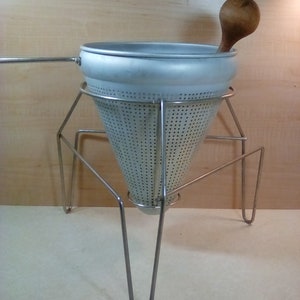 Aluminum food strainer/ colander with wooden pestle
