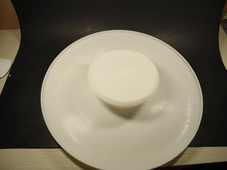Tupperware large round party platter /& dip bowl container