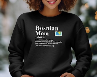Könnte beinhalten: Schwarzes Sweatshirt mit weißem Text, der "Bosnian Mom - Noun. 1. A woman who loves unconditionally, leads by example, and puts others before herself. [see also: "Superwoman"]" lautet, mit einem kleinen blauen und gelben Stempel.