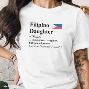 Maglietta con la definizione di figlia filippina, maglietta orgogliosa di essere filippina, maglietta divertente e alla moda per la figlia, regalo con la bandiera delle Filippine per lei, abbigliamento Pinay Pride