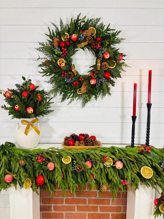 Künstlicher Weihnachtskranz: Rote Granatäpfel, Beeren, Äpfel, getrocknete Orangen – Williamsburg-Stil