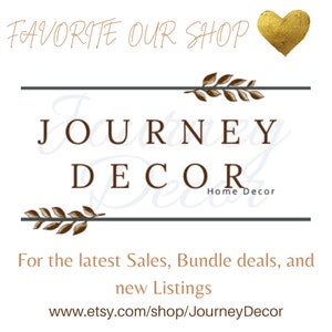 Op de afbeelding: Een afbeelding met de tekst "FAVORITE OUR SHOP" in bruine tekst met een gouden hart rechts. Onder de tekst staat een logo voor "JOURNEY DECOR" in bruine tekst met de woorden "Home Decor" in kleinere tekst eronder. Het logo wordt omlijst door twee bruine, bladerrijke takken. Onder het logo staat de tekst "For the latest Sales, Bundle deals, and new Listings" in bruine tekst. Daaronder staat de tekst "www.etsy.com/shop/JourneyDecor" in bruine tekst.