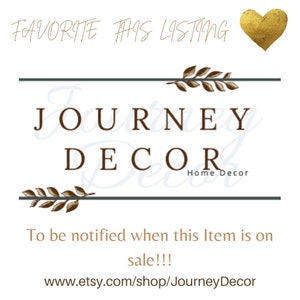 Op de afbeelding: Een afbeelding met de tekst "FAVORITE THIS LISTING" en een gouden hart. Onder de tekst staat een logo voor een interieurbedrijf genaamd "JOURNEY DECOR". De tekst "To be notified when this item is on sale!!!" staat onder het logo. De tekst "www.etsy.com/shop/JourneyDecor" staat onder de verkoopmelding.