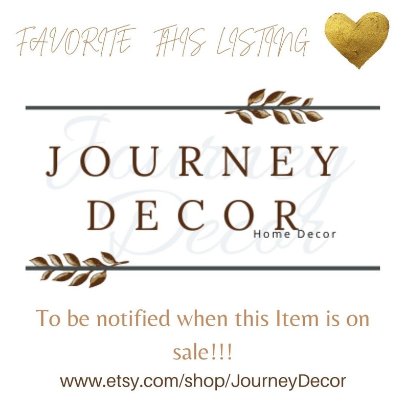Op de afbeelding: Een afbeelding met de tekst "FAVORITE THIS LISTING" en een gouden hart. Onder de tekst staat een logo voor een interieurbedrijf genaamd "JOURNEY DECOR". De tekst "To be notified when this item is on sale!!!" staat onder het logo. De tekst "www.etsy.com/shop/JourneyDecor" staat onder de verkoopmelding.