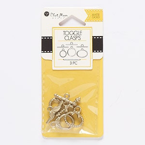 Può includere: Un pacchetto di tre chiusure a scatto in metallo dorato. Le chiusure sono in un sacchetto di plastica trasparente con sfondo giallo. La confezione ha il testo "Toggle Clasps" e "3 PC" stampato su di essa.