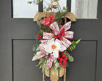 Decoración navideña para puerta con forma de trineo: corona de flores de magnolia y bayas, decoración rústica navideña para la puerta principal, adorno de pared de estilo granja invernal.