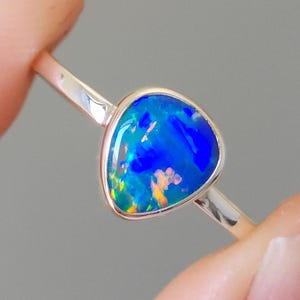 Australischer Opal Doubletten Ring / Größe US 7 / 925er Silber/ Minimal Ring/ Edelsteinring/ Coober Pedy Opal/ Crystal Opal