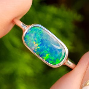 ALENA | Coober Pedy Opal Ring / Größe 8 / Australische Crystal Opal Doublette / Minimalistischer Ring / zierlicher Schmuck