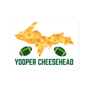 Può includere: Un adesivo bianco con un contorno giallo e arancione della penisola superiore del Michigan, due palloni da football verdi e il testo "Yooper Cheesehead".