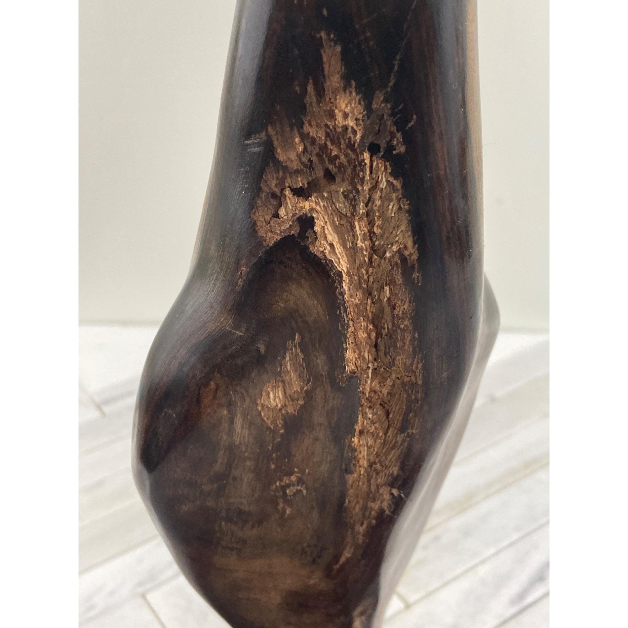 ロサイトによる手彫りのヴィンテージアイアンウッド鳥の彫刻 15インチ