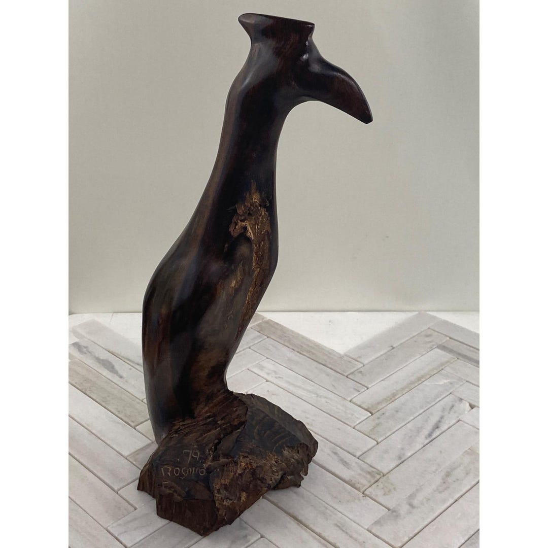 ロサイトによる手彫りのヴィンテージアイアンウッド鳥の彫刻 15インチ