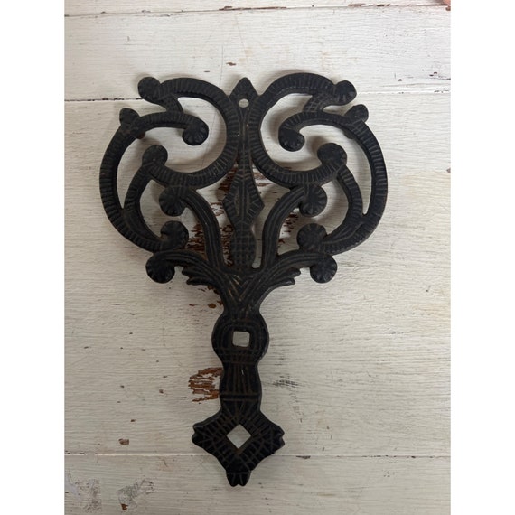 Dessous De Plat Ancien En Fonte Peinte - Vintage - Motifs Fleurs Et Papillon - 20 Cm