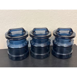 Juego de 3 botes vintage de vidrio azul con tapa de L.E. Smith
