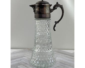 Jarra de vino tinto antigua de estilo victoriano, bañada en plata y de cristal tallado.