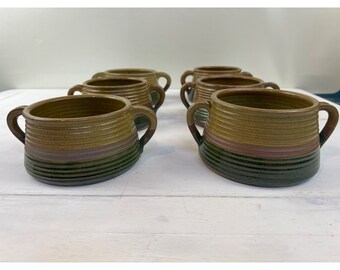 Set di 2 ciotole in ceramica vintage, in tonalità terrose, con superficie a coste e doppio manico.