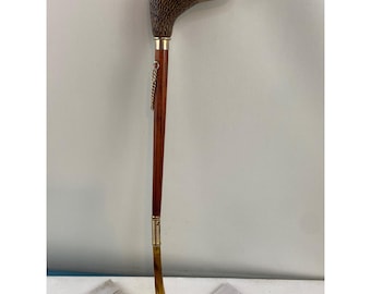 Calzador antiguo de mango largo con forma de cabeza de pato tallada en imitación de madera de raíz.