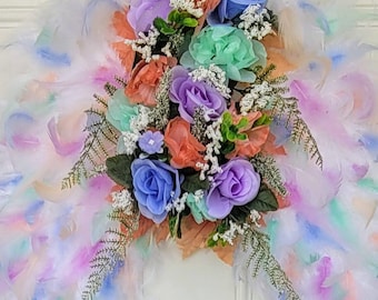 Ghirlanda con ali d'angelo di piume: decorazione floreale per la simpatia