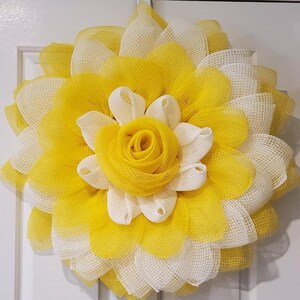 Handgemachter Blumenkranz: Türhänger Gelb-Weiß
