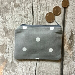 Grijze gevlekte portemonnee met rits. Reiskaarthouder. Gevlekte portemonnee. Zakje voor gezichtsmasker. Organizer voor handtassen.