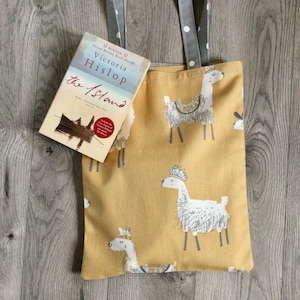 Sac fourre-tout à imprimé lama. Sac de courses réutilisable. Cartable en coton avec des lamas. Sac en tissu ocre. Sac à bandoulière. Respectueux de l'environnement.
