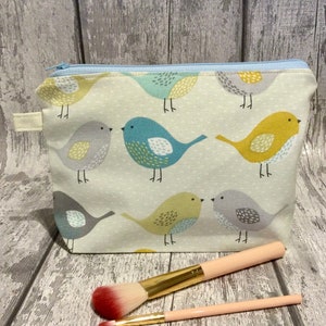 Trousse de maquillage pour oiseaux. Trousse à cosmétiques. Organiseur de sac à main. Pochette zippée. Étui à crayons oiseau. Sac doublé.