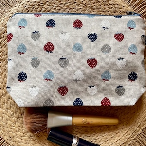 Borsa per il trucco. Borsa per cosmetici. Organizer per borse. Astuccio con cerniera. Astuccio per matite, borsa foderata. Regalo per lei. Regalo di compleanno. Design con stampa a fragola.