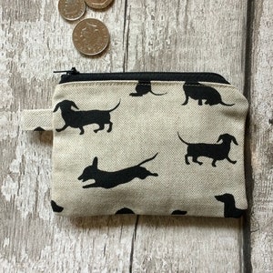 Monedero con cremallera de perro salchicha. Tarjetero para perro. Estuche para mascarilla. Regalo para amantes de las mascotas. Monedero con forma de perro salchicha. Organizador de auriculares. Porta pintalabios. Perro salchicha.