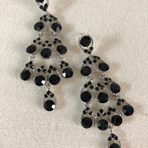 Mittlere Kristall Ohrringe im Jet