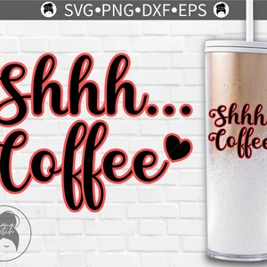 Puede incluir: Un vaso blanco con un diseño negro y rojo que dice "Shhh... Coffee" con un corazón. El vaso está lleno de un líquido blanco y tiene una tapa transparente y una pajita.