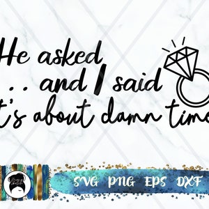 Puede incluir: Imagen con texto negro sobre fondo de mármol blanco: «Él preguntó... y yo dije '¡Ya era hora!'». Un dibujo de un anillo de diamantes acompaña el texto. La parte inferior de la imagen muestra «SVG PNG EPS DXF».