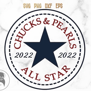 Può includere: Un design circolare rosso e blu con una stella bianca al centro. Il testo "CHUKS & PEARLS 2022 ALL STAR 2022" è scritto attorno alla stella.