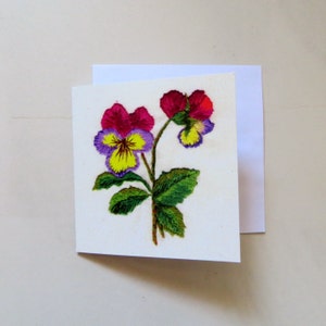 Cartão de felicitações com flores de amor-perfeito, bordado de amor-perfeito, estampa de flores bordadas à mão, presente floral botânico, cartão de arte têxtil,