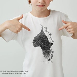 Afrika Karte Classic Kinder Crewneck T-Shirt, Weber Vogelnest Illustration, Afrikanische Karte, Afrikas Zuhause, Kinder Reise Geschenk, Weltenbummler T-Shirt