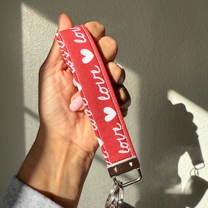 Valentinstag Schlüsselanhänger: Roter Love Print Schlüsselanhänger aus Baumwolle