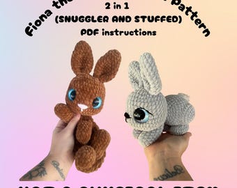 Op de afbeelding: Twee gehaakte konijnenspeeltjes, één bruin en één grijs, met grote blauwe ogen. De tekst luidt "Fiona the Bunny Crochet Pattern" en "NOT A PHYSICAL ITEM". Het patroon is voor een knuffel- en gevuld konijn.