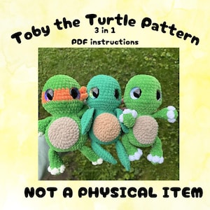 Peut inclure: Trois tortues en crochet vertes avec des ventres beiges et de grands yeux expressifs. Une tortue porte un masque orange. L'image comprend le texte "Toby the Turtle Pattern" et "NOT A PHYSICAL ITEM".