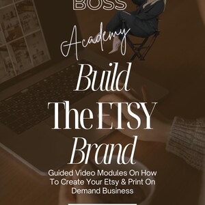 Puede incluir: Un ordenador portátil con el texto "BRAND BOSS Academy Build The ETSY Brand" en la pantalla. El texto "Guided Video Modules On How To Create Your Etsy & Print On Demand Business" está debajo del portátil. Un botón que dice "JOIN TODAY" está en la parte inferior de la imagen.