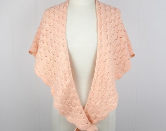 Vintage 70s Handmade Crochet Shawl // Retro 1970s Pastel Pink Hand Knit Scalloped Boho Cottagecore Wrap